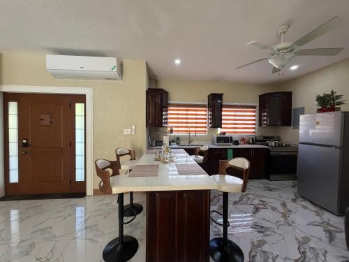 Virtuvė arba virtuvėlė apgyvendinimo įstaigoje 360 RokView Suites 3BR Spacious