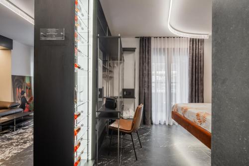una camera d'albergo con un letto e una scrivania e una camera da letto di Ruby Apartment Ks a Pristina