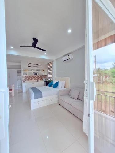 Area tempat duduk di INATO SUITES Rm 1 1 queen bed and a pullout sofa bed