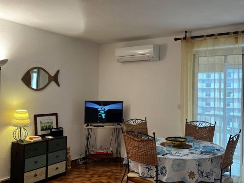 T2 lumineux au port, climatisation, loggia avec vue, parking inclus