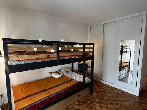 T2 lumineux au port, climatisation, loggia avec vue, parking inclus