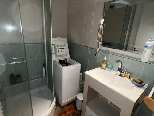 T2 lumineux au port, climatisation, loggia avec vue, parking inclus