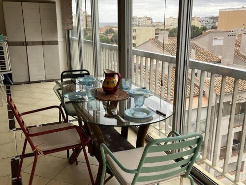 T2 lumineux au port, climatisation, loggia avec vue, parking inclus