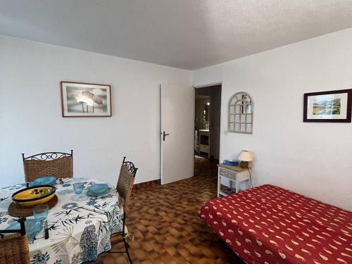 T2 lumineux au port, climatisation, loggia avec vue, parking inclus