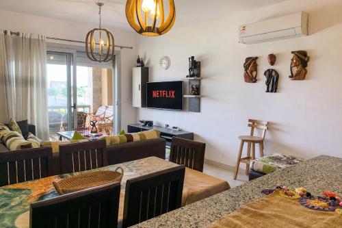 2BDR Pool View Chalet in Einbay l Free Beach Access