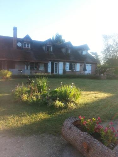 a house with a yard with flowers in front of it at La Grange in Vouzon