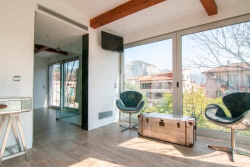 a room with two chairs and a suitcase at Cal Tonarro in Organyà