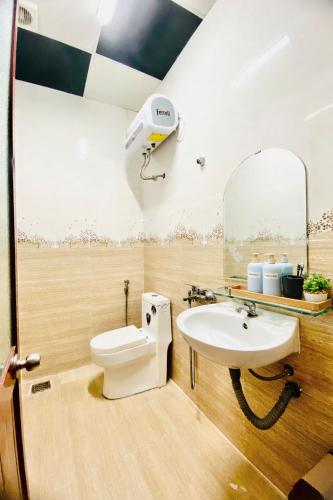 a bathroom with a toilet and a sink at Hoa Rừng Homestay in Xuan An