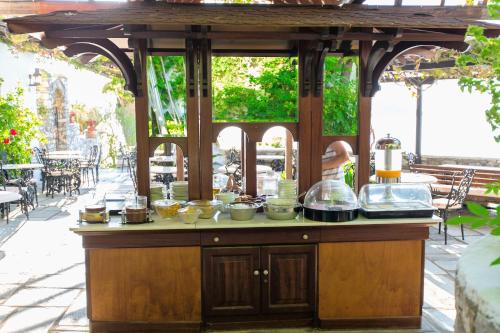 un tavolo con del cibo sopra in un patio di Hotel Villa Orsa a Città di Skiathos