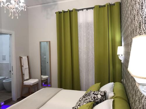 サレルノにあるgia'Notte BB Salerno Centro by ElodeaGroupのベッドルーム1室(ベッド1台、緑のシャワーカーテン付)
