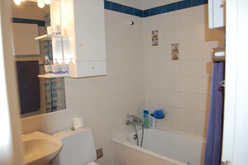 ロザスにあるMediterraneo A 1-5 2036のバスルーム(トイレ、バスタブ、シンク付)