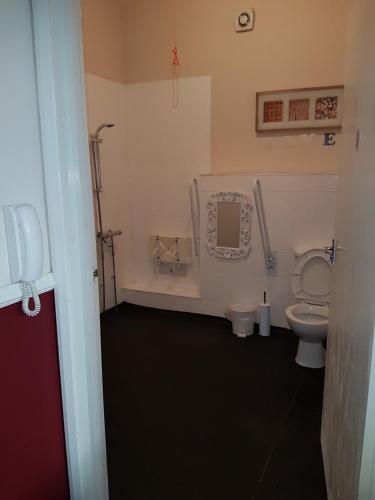 A bathroom at Mill Dam Guest House 