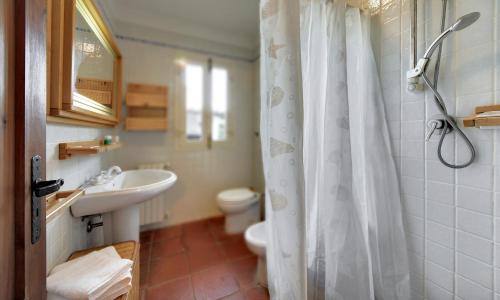 マリーナ・ディ・ラグーザにあるVilla Palmaのバスルーム(白いシャワーカーテン、シンク付)