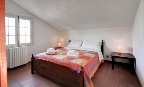 マリーナ・ディ・ラグーザにあるVilla Palmaのベッドルーム1室(ベッド1台、テーブルにランプ2つ付)