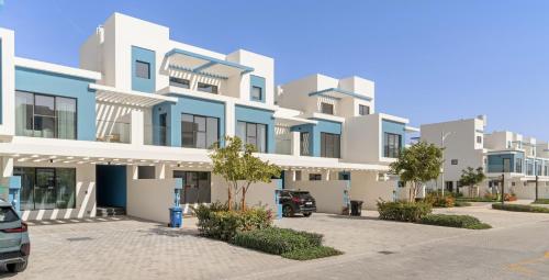 VayK - Modern 4 BD Townhouse with Private Garden in Damac Lagoons