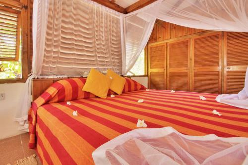 Postel nebo postele na pokoji v ubytování Bird Island Seychelles - Private Island Villas