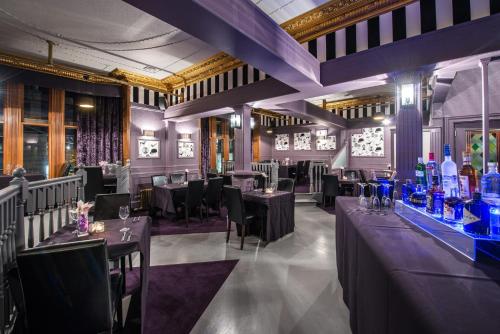 restauracja ze stołami i krzesłami oraz bar w obiekcie Number 44 Hotel & Bar w mieście Stonehaven