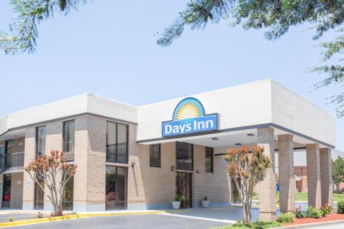 a view of a day inn building at Days Inn by Wyndham Easley West Of Greenville/Clemson Area in Easley