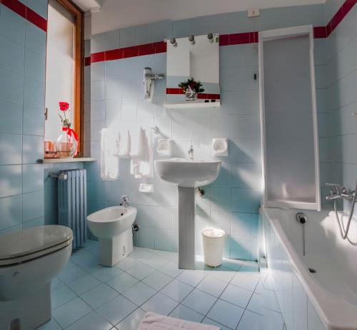 Koupelna v ubytování Domus Hotel