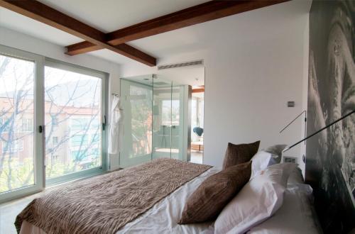 a bedroom with a bed and a large window at Cal Tonarro in Organyà