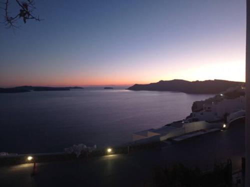 Sensia villa with Hot tub and Caldera View