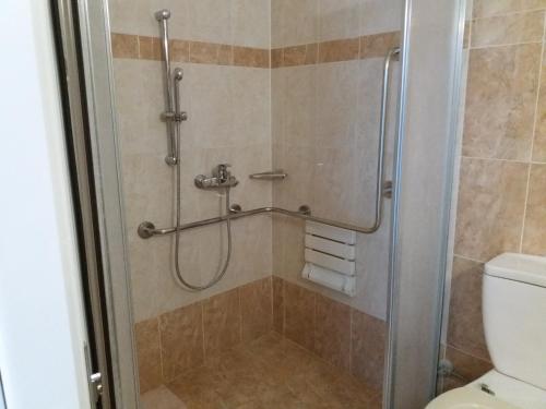 Koupelna v ubytování Zorbas Hotel