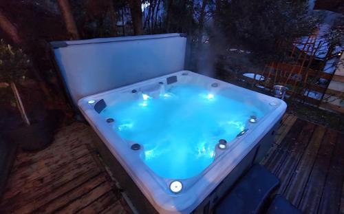 Foto chalet cosy, jacuzzi privé, calme, idéal moto rando vélo 3