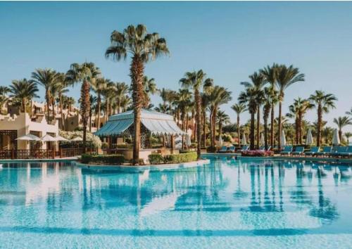 Luxurious Four Seasons Garden Chalet Escape