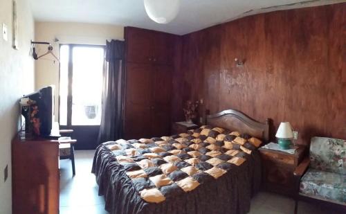 Een bed of bedden in een kamer bij Hostal El Eden