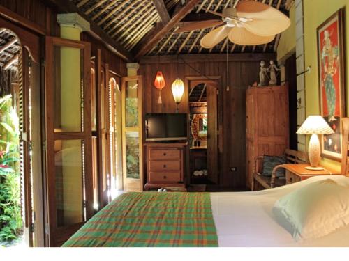 Un pat sau paturi într-o cameră la Villa Paradiso Pousada