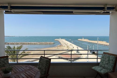 Superbe T3 traversant avec terrasse face au chenal vue mer Impérial 4