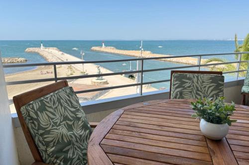 Superbe T3 traversant avec terrasse face au chenal vue mer Impérial 4