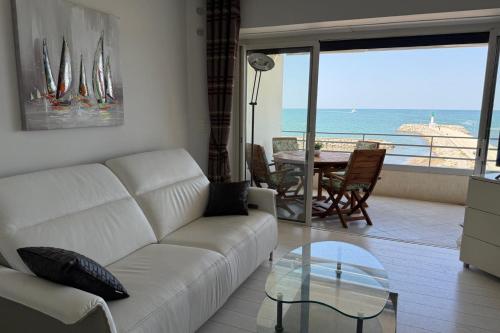 Superbe T3 traversant avec terrasse face au chenal vue mer Impérial 4