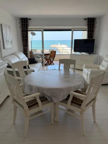 Superbe T3 traversant avec terrasse face au chenal vue mer Impérial 4