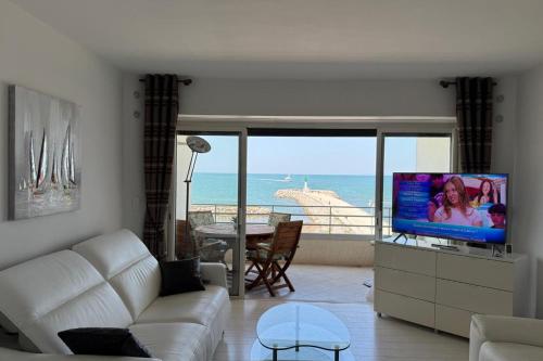 Superbe T3 traversant avec terrasse face au chenal vue mer Impérial 4