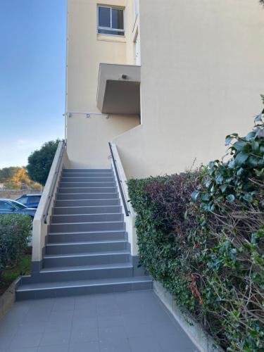 studio cabine rénové dans résidence tranquille ,au calme,200m de la mer avec parking privé