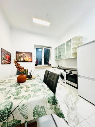 Spacious Private Rooms in 5BR Apartment Near Atzgersdorf Station