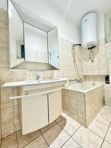 Spacious Private Rooms in 5BR Apartment Near Atzgersdorf Station