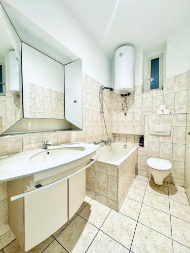 Spacious Private Rooms in 5BR Apartment Near Atzgersdorf Station