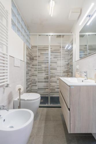 a bathroom with a toilet and a tub and a sink at Ca'Mea 2 Vista Mare, vicino alla pista ciclabile in Imperia