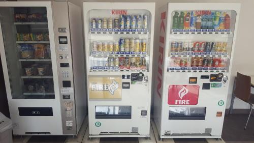 dos máquinas de cocacola están de pie una junto a la otra en Smile Hotel Shirakawa, en Nishigo