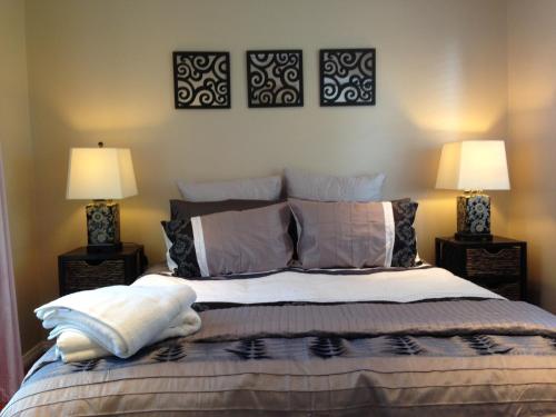 a bedroom with a large bed with two lamps at Rose Cottage B&B in Richmond