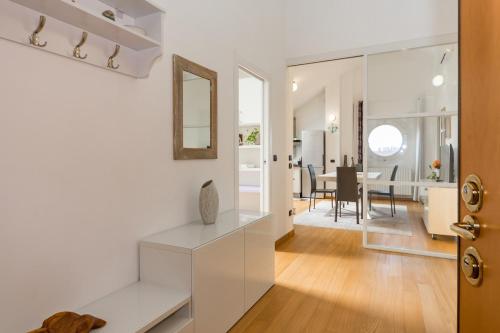 Romantic Navigli Attic Free Garage 255 x 520 cm