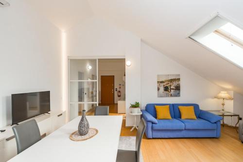 Romantic Navigli Attic Free Garage 255 x 520 cm
