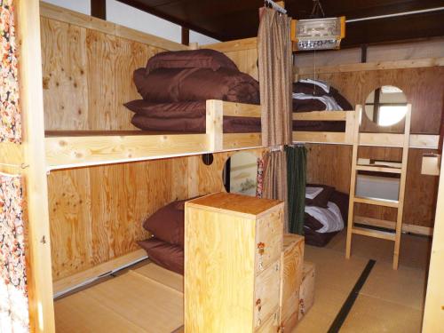 Palanda nebo palandy na pokoji v ubytování Guesthouse Kiten