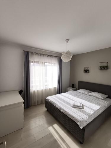 a bedroom with a bed and a window at B&B Unicat in Bistriţa
