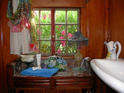 a bathroom with a table with a window and a sink at L'Amandari - Chambres d'hôtes in Plan-de-la-Tour