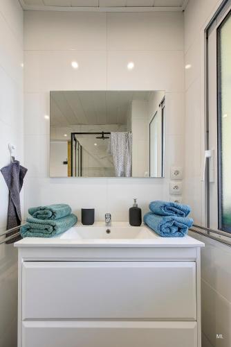 a white bathroom with a sink and a mirror at WIlson Palace - Studio avec terrasse et climatisation in Antibes