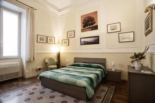 a bedroom with a bed and a desk and a window at Trilocale al Politeama - Zyz in Palermo