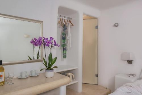 Postel nebo postele na pokoji v ubytování Iliovasilema Suites